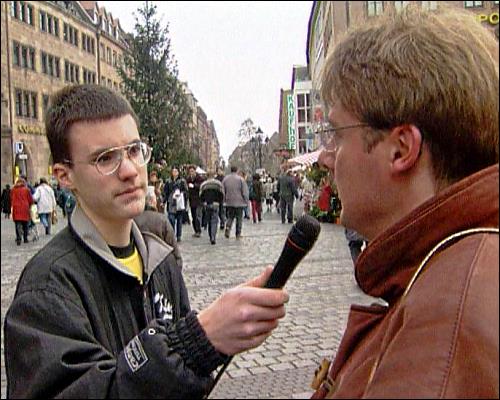 Neben der Arbeit im Studio müssen die Jugendlichen auch auf die Straße gehen und Interviews führen