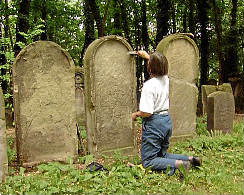 Gisela Blume beim Säubern eines Grabsteines im Jüdischen Friedhof