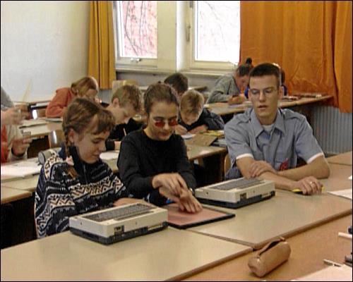 Mit Unterstützung eines Zivildienstleistenden und speziellen Computern meistern die beiden den Unterricht auf dem Gymnasium