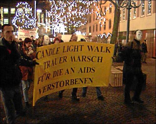 Jedes Jahr am Welt-Aids-Tag findet auch der traditionelle Candle-Light-Walk statt - ein Trauermarsch zum Gedenken an die Verstorbenen