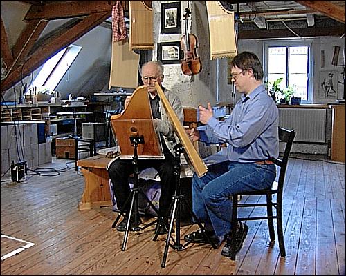 Hermann Veeh und sein sein Sohn Andreas spielen auf der Veeh-Harfe