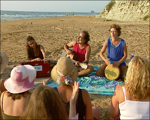 Pari und SchülerInnen am Strand 