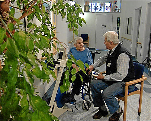 Günter Düthorn im Gespräch mit einer Patientin im Fürther Klinikum