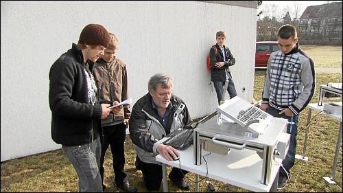 Schüler des Geschwister-Scholl-Gymnasiums mit ihrem Projektlehrer beim Messen an ihren Solarmodulen