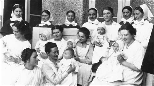 Augsburger Diakonissen mit Babies im Nathanstift