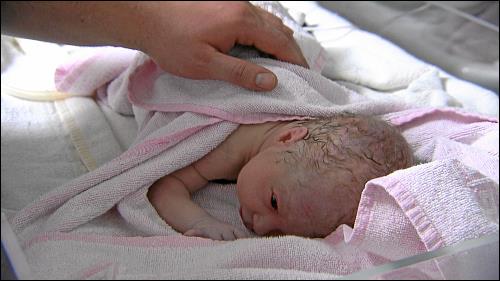 Eines von rund 1600 Neugeborenen, die jährlich im Nathanstift zur Welt kommen