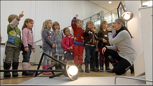 Jana Mantel bei einer kunstpädagogischen Führung mit Kindergartenkindern