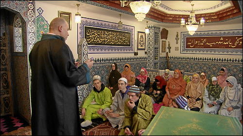 Um in die Welt des Islams einzutauchen, tragen die Teilnehmer bei den Führungen in der Begegnungsstube Medina traditionelle Kleidung