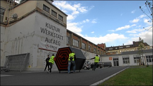 Kreativwirtschaftschaftler auf dem Weg in die Kulturwerkstatt auf AEG