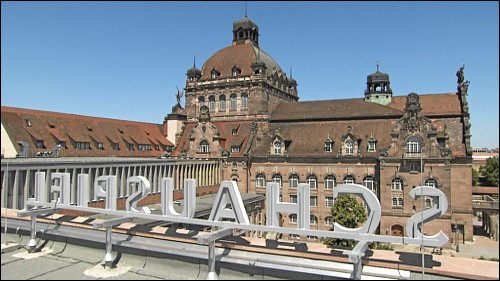 Blick vom Dach des sanierten Schauspielhauses auf die benachbarte Staatsoper