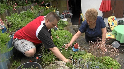 Mutter und Tochter arbeiten Hand in Hand