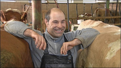 Klaus Hermannstädter arbeitet schon seit vielen Jahren in der Landwirtschaft des Hausenhofs und fühlt sich dabei sichtlich wohl