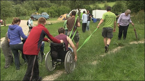 Man muss sich nur zu helfen wissen - mit einfachen Hilfsmitteln ist der Zugang zur Natur für alle möglich