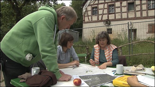 Studenten der Permakultur-Akademie diskutieren über eine möglichst naturfreundliche Umsetzung der geplanten Aktivitäten