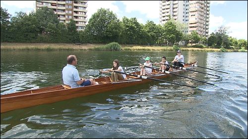 An der Pestalozzischule gibt es eine offene Ganztagesbetreuung, bei der die Kinder unter vielen Freizeitangeboten wählen können: Dienstags trifft sich die Ruder-AG am Rhein-Main-Donau Kanal