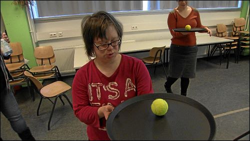 Übung macht die Meisterin: Wenn das Balancieren mit dem Tennisball klappt, dann auch mit vollen Kaffeetassen