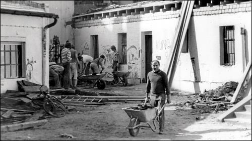 Als der KUNO ein Jahr nach seiner Gründung 1976 die Räumlichkeiten in der Wurzelbauerstraße bekam, mussten viele ehrenamtlich geleistete Arbeitsstunden in den Umbau gesteckt werden.