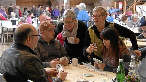 Viele Besucher kommen nicht nur zum Essen in die Vesperkirche