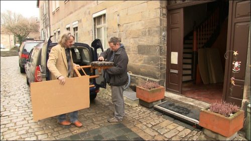 Beim Ausladen der Materialien für ihre Arbeit richtet Philipp Moll nochmal den Entwurf für den »Isolierschemel für versteinerte Zirbeldrüsen« – »ein schönes Bild, das Jean Paul für pädagogische Konzepte des 19. Jahrhunderts gefunden hat.«