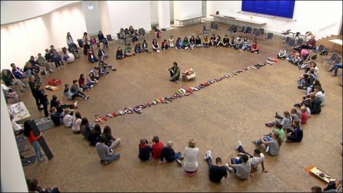 Um den Forderungen der Kinder nach mehr Frieden in der Welt Ausdruck zu verleihen, waren im Vorfeld der Gipfelkonferenz Kinder aus Nürnberg und Umgebung aufgerufen, ihre Spielzeugwaffen vorbei zu bringen, um daraus eine Friedensskulptur zu bauen.