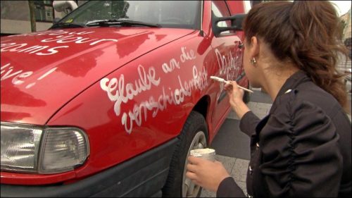 Zum Auftakt der Gipfelkonferenz der Kinder haben die Teilnehmer ihre Botschaften in der Straße der Menschenrechte auf Autos geschrieben. Die Wagen wurden den Kindern freiwillig zum Bemalen zur Verfügung gestellt.