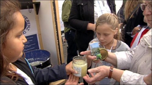 Um der 'Plastikvermüllung der Welt' entgegenzuwirken, wurde das Label 'TUN' entwickelt und die Gipfelkonferenzteilnehmer haben selbst Waschmittel hergestellt und es an die Besucher verschenkt.