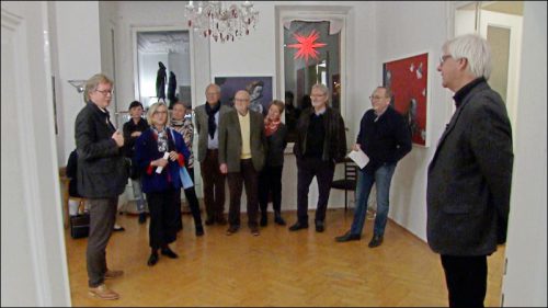 Galerist Christian Fritsche führt durch die jüngste Ausstellung Hürlimanns, in der er auf die Geschichte des Hauses und der Hornschuchpromenade einging