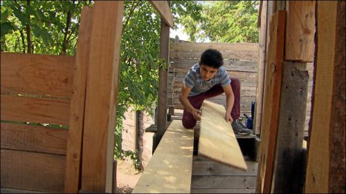 Beim Bau der Häuser versuchen die Betreuer, der Phantasie der Kinder möglichst wenig Grenzen zu setzen. Ob das Haus ein- oder zweistöckig wird, ob es mit dem Nachbarhaus verbunden wird, die Treppe inner- oder außerhalb des Hauses verläuft, all das können die Kinder selbst entscheiden.