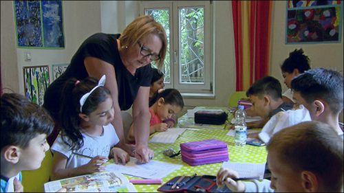 Für Kinder von der ersten bis zur vierten Klasse gibt es eine tägliche Hausaufgabenbetreuung. Ab der fünften Klasse können die Kinder die dem Aktivspielplatz angeschlossene Ganztagesbetreuung besuchen, in der ihnen weiterhin geholfen wird.