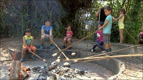 Bereits seit 1986 bietet der AKI einen kostenlosen Mittagstisch an. »Als Bedingung muss man eigentlich nur ein Kind vom Aktivspielplatz sein und regelmäßig kommen, man muss ab und zu mal mithelfen bei der Zubereitung, beim Aufräumen, beim Tische abwischen, beim Spülmaschine ein- und ausräumen, das ist schon alles.«