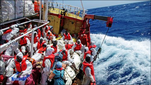 Die 'Seefuchs' mit Flüchtlingen an Bord auf der Suche nach einem 'port of safety'