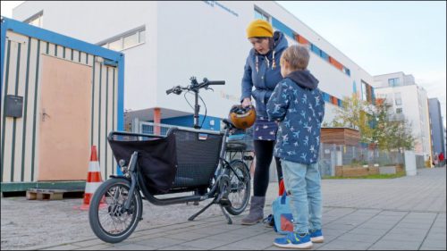 Mit dem Lastenrad zum Unterricht. Eine Mutter erzählt von ihnen Erfahrungen auf dem Schulweg.