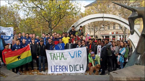 Rund 60 Menschen haben sich im Oktober 2019 am Paradiesbrunnen in Fürth getroffen, um ihre Solidarität mit Taha Mousa auszudrücken.