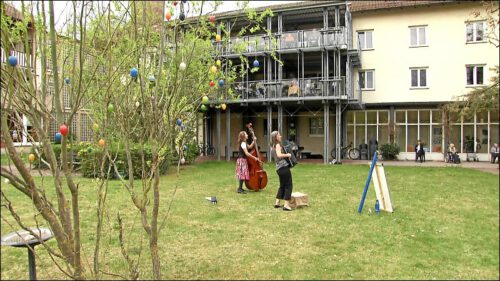 Über die Internetseite von Kultur vor dem Fenster kann man Konzerte zu vergünstigten Preisen buchen. Der Auftritt von Katja Lachmann und Steffi Zachmeier im städtischen Altenheim in der Stiftungsstraße war der bisherige Höhepunkt des Jahres für die Bewohner.