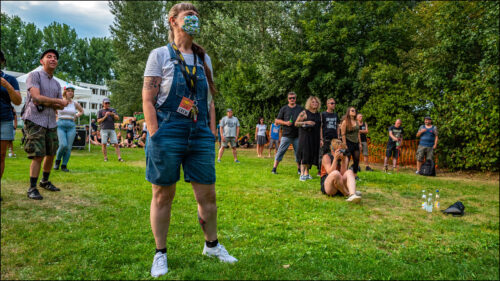 Mit viel Abstand konnte sich das Publikum beim Sommer am Lindenhain pandemiegerecht bewegen (Foto: © Arne Marenda).