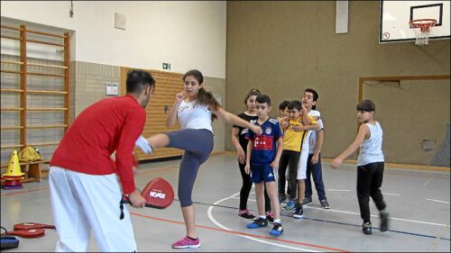 Jeden Samstag bieten die Projektteilnehmer, die alle ausgebildete Sportcoaches sind, Sport in verschiedenen Stilrichtungen an – natürlich Fußball, aber auch Boxen und Taekwondo.