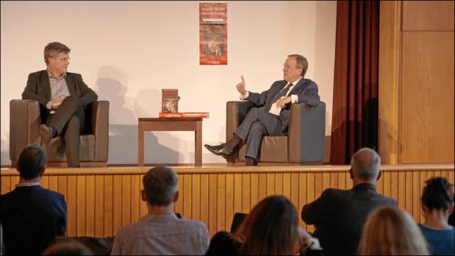 Nah dran am Geschehen: Harald Baumer folgt den Ausführungen des Kanzlerkandidaten Armin Laschet bei der Buchvorstellung einer Biografie über Angela Merkel im Auditorium in Berlin.