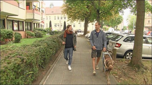 Unterwegs mit Blindenhund: Hansi Mühlbauer berät POP! ROT WEISS beim Thema Barrierefreiheit.