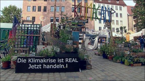 Das Klimacamp steht mitten auf dem Sebalder Platz, in Sichtweite zum Nürnberger Rathaus.