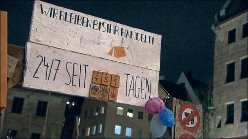 Damit die längste Demonstration, die es in Nürnberg je gab, nicht aufgelöst werden kann, müssen Tag und Nacht mindestens zwei Menschen im Klimacamp sein.