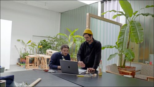 Die Kreativen Kilian Reil und Sebastian Richter tüfteln zusammen im eigens geschaffenen Refugium im ehemaligen Kesselhaus einer alten Großwäscherei an neuen Projekten.