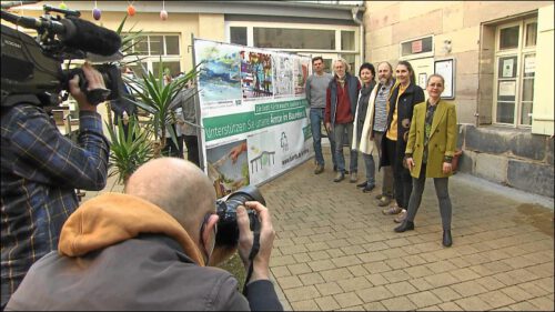 Bei der Vorstellung der Arbeiten entsteht noch ein Gruppenfoto aller Künstlerinnen und Künstler mit ihren gedruckten Werken.