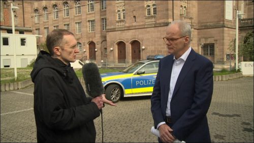 Kriminaldirektor Holger Plank (rechts im Bild) ist überzeugt, dass Hautfarbe kein entscheidendes Merkmal für eine polizeiliche Überprüfung sein kann.