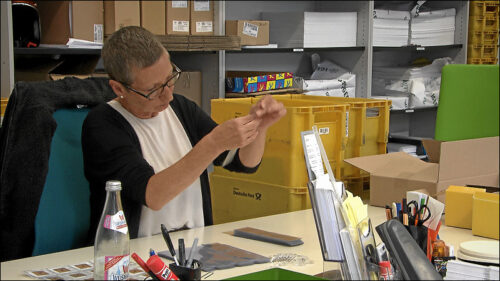 Monika Smit bei der Arbeit in der Wabe Druckerei