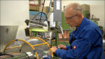Uwe Fischer bei Arbeit in der Metallwerkstatt der Lebenshilfe Erlangen