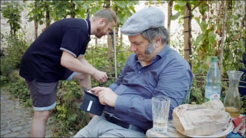 Im Sommer finden sich immer wieder illustre Gäste am Weinberg ein. Matthias Egersdörfer schreibt in seiner CURT-Kolumne über Fritz und seinen Wein am Burgberg.