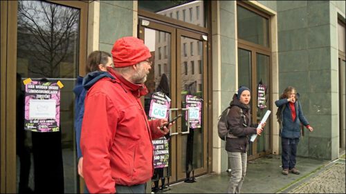 An rund 30 Orten wie etwa bei den Unternehmen Shell, Bayer und Vattenfall in Berlin machten die Aktivistinnen auf die Zerstörung unserer Lebensgrundlagen aufmerksam.