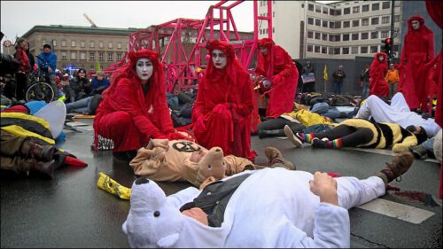 Am Bundesministerium für Ernährung und Landwirtschaft fand ein symbolischer Die-In statt, um auf das Artensterben aufmerksam zu machen