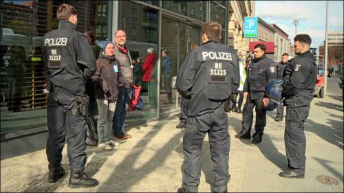 Gerade bei nicht angemeldeten Aktionen ist Polizeikontakt nicht ausgeschlossen - hier stehen zwei Nürnberger Aktivisti in einem Polizeikessel wegen des Aufklebens von drei Stickern