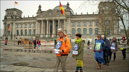 An der Gehmeditation zur Biodiversitätskrise vom Brandenburger Tor zum Reichstag nahm auch Thomas Zeitler, Pfarrer in St. Egidien und Mitglied der Nürrnberger Ortsgruppe teil.